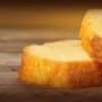 Deux parts de gâteau posées sur une surface en bois, éclairées avec un fond flou.